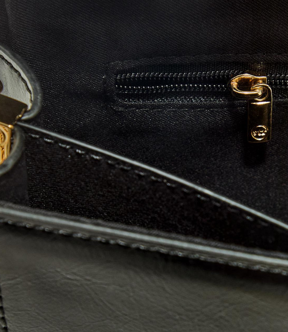 Crossbody bag with flap and painted closure