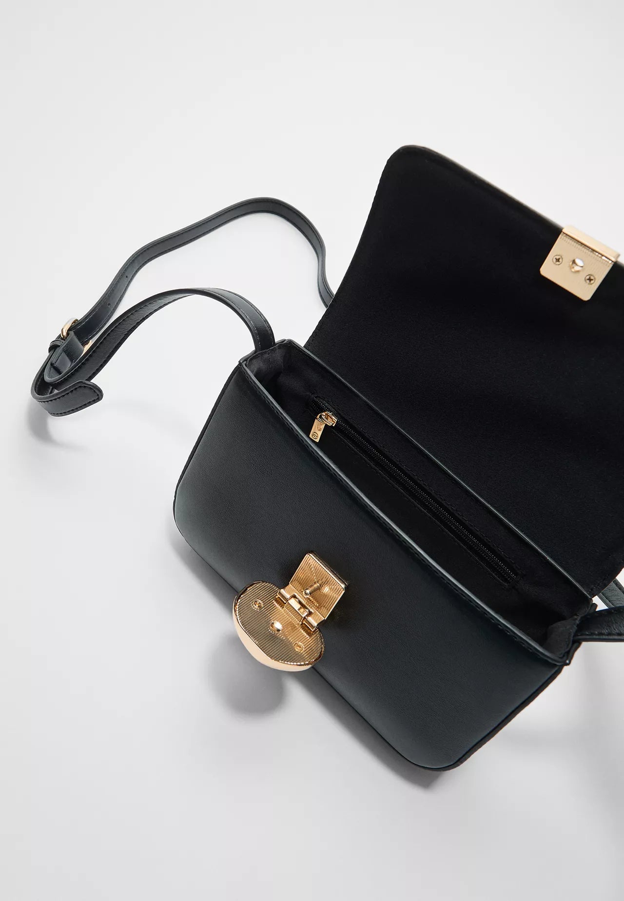 Crossbody bag with metal clasp