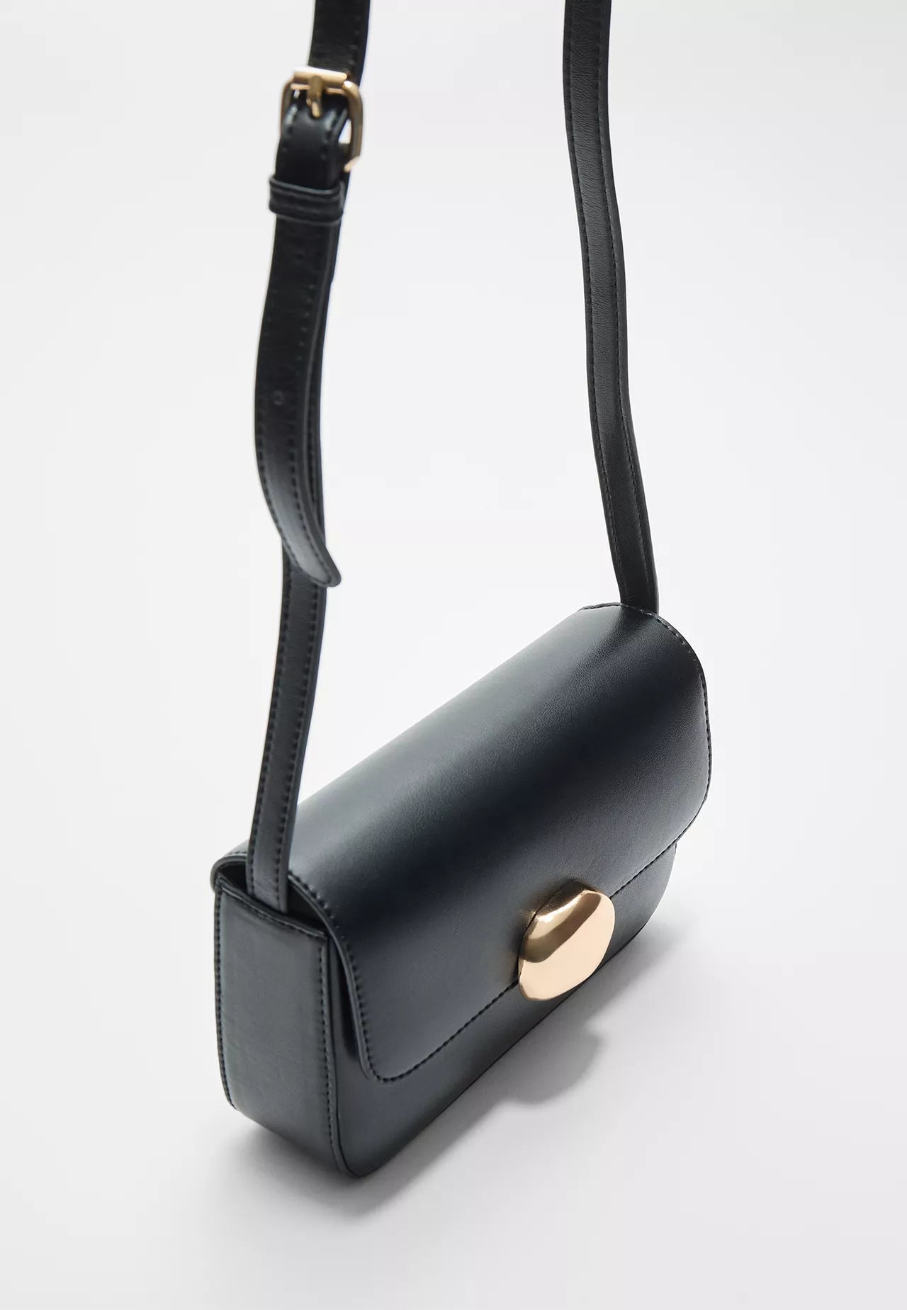 Crossbody bag with metal clasp