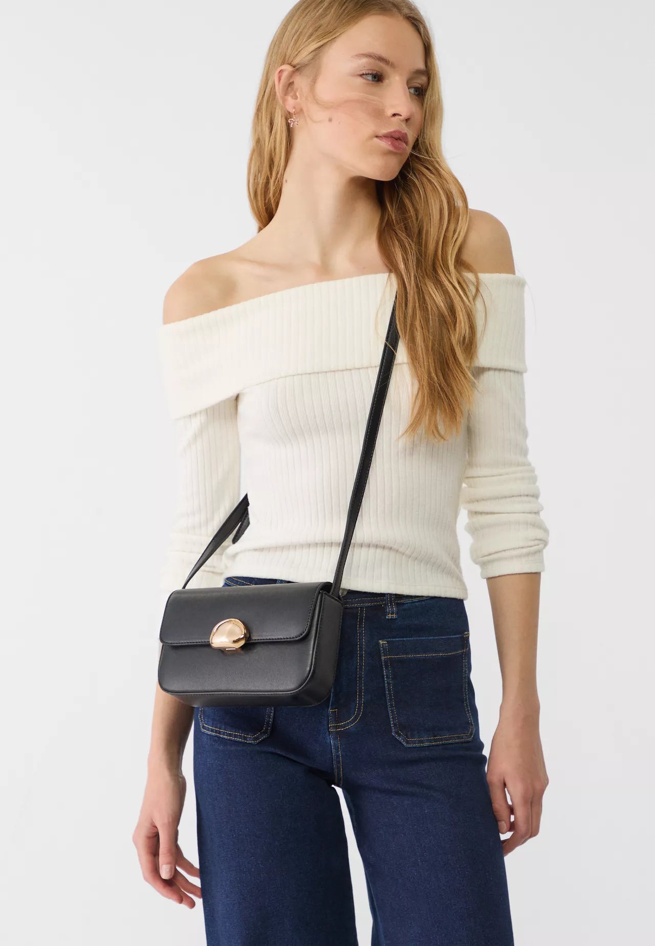 Crossbody bag with metal clasp