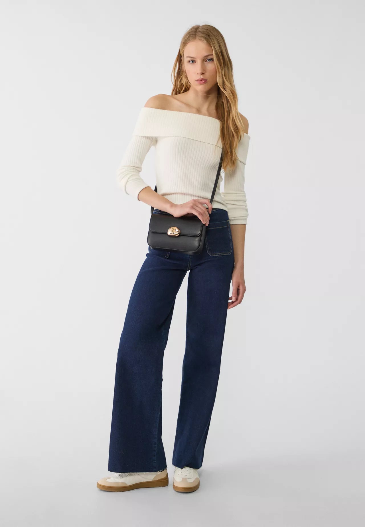 Crossbody bag with metal clasp